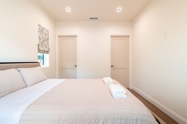 Building Photo - Contemporary New home in Monrovia