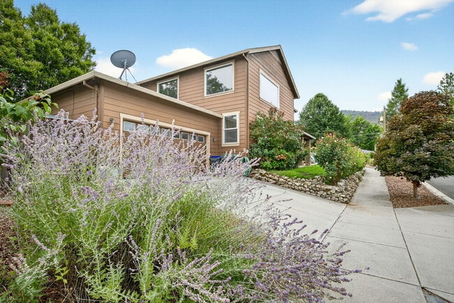 Building Photo - 1719 Lithia Way