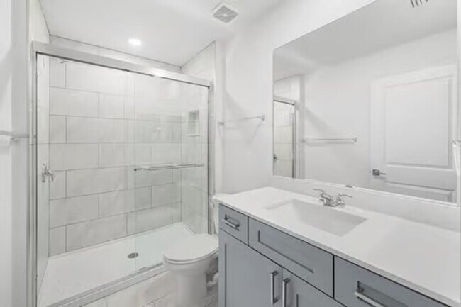 Building Photo - 3184 Oleander Ave