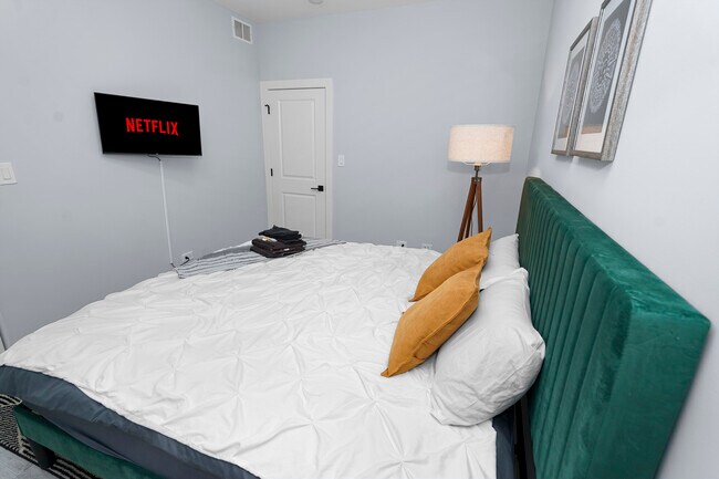 Building Photo - 1358 S Fairfield Ave