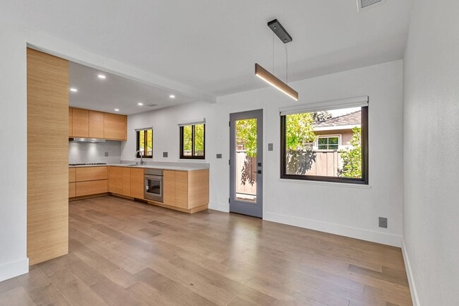 Building Photo - Remodeled Home in near Downtown Mountain View