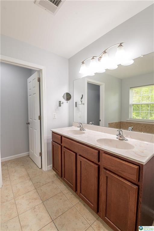 Building Photo - 835 Spring White Dr