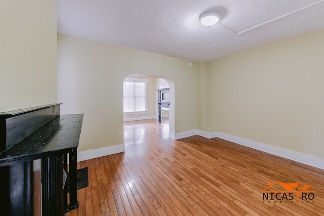 Building Photo - 138 E 11th Ave
