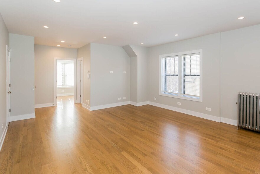 Building Photo - 1952 W Wilson Ave