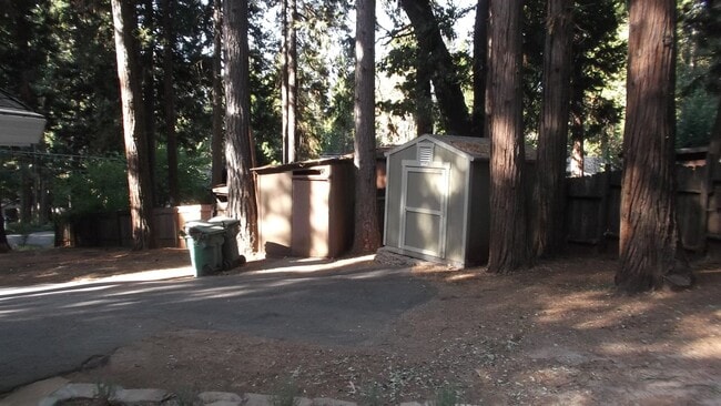 Building Photo - Fabulous 3 bedroom home near Jenkinson Lake.