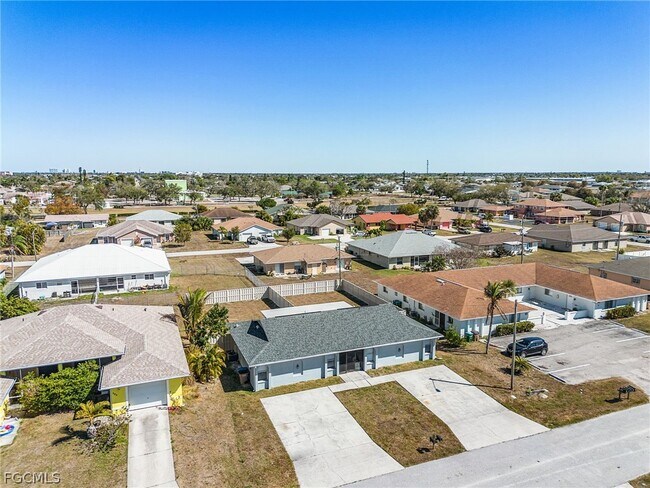 Building Photo - 527 SE 6th Ave