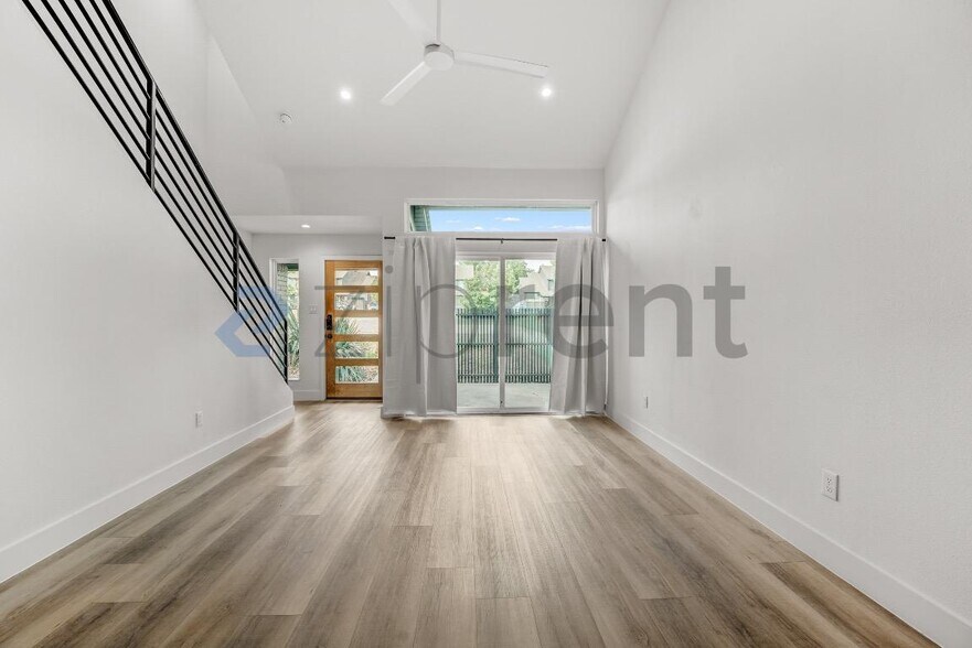 Building Photo - Unit B