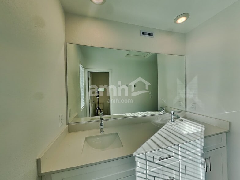 Building Photo - 10555 Lagaspi Dr