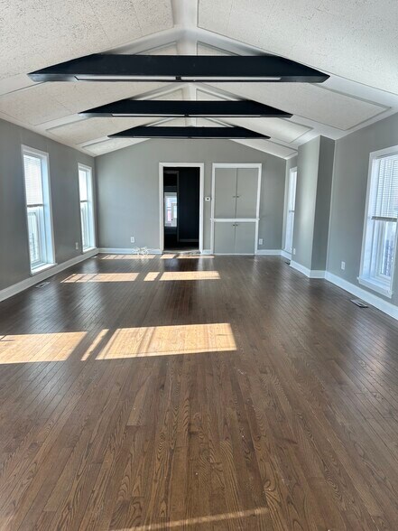 Large Open Living/Dining Room - 437 Franklin St