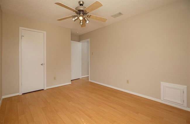 Building Photo - 3807 Cedar Valley Dr