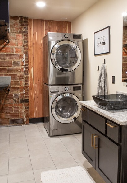 Building Photo - 144 E 21st St