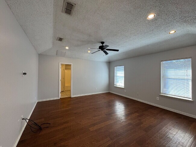 Building Photo - House Located On Cul-De-Sac & One Block Fr...