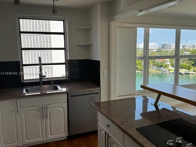 Building Photo - 9100 W Bay Harbor Dr