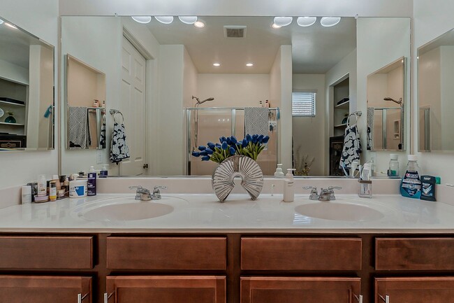 Building Photo - Modern Comfort Meets Smart Living in Vail!