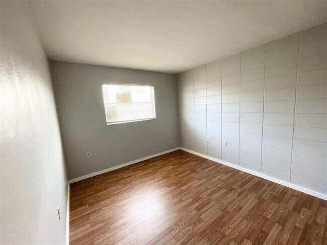 Building Photo - 1341 W Point Dr