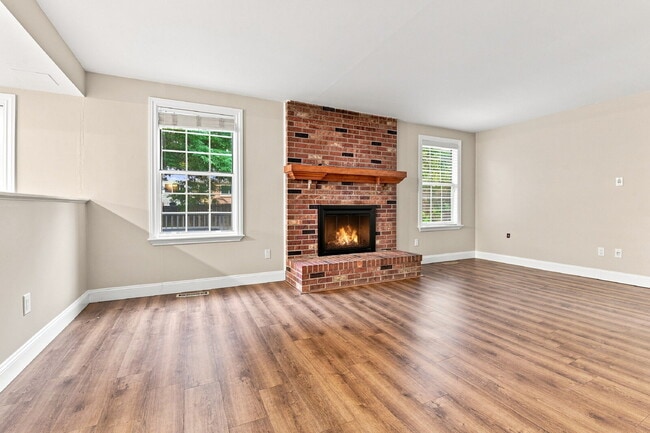 Building Photo - $2,645.95, 4-bed, 2.5-bath located in Centennial with a fenced backyard.
