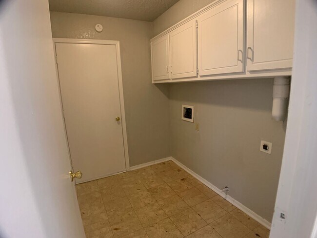 Building Photo - 5 Bedroom Choctaw!