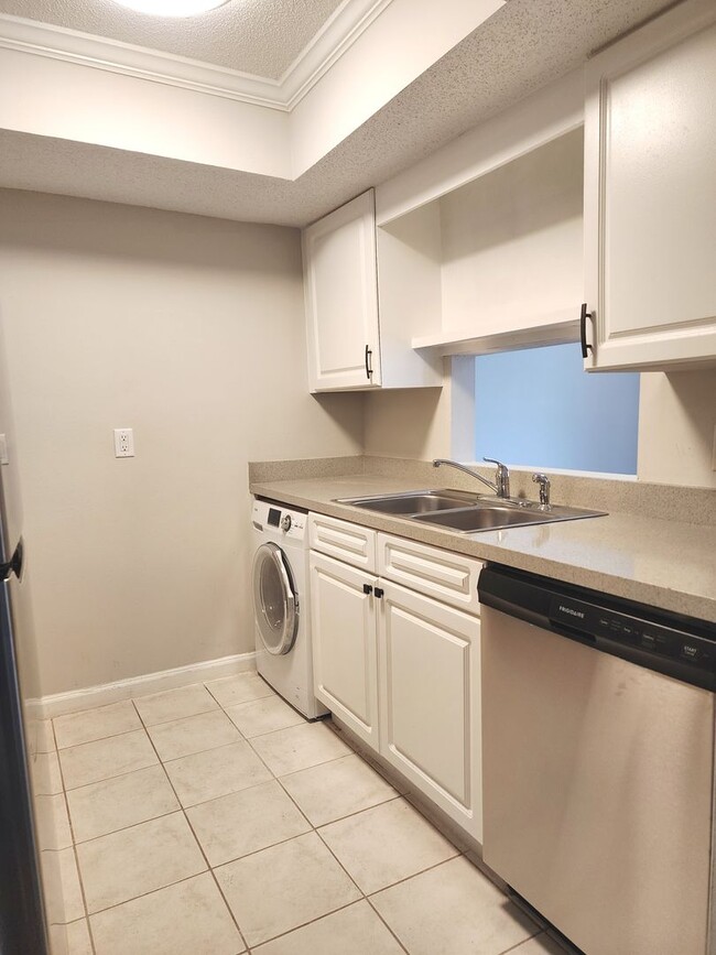 Building Photo - 1 Bedroom 1 Bath located at Colony of San ...