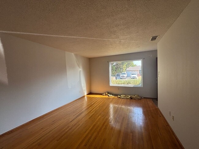 Building Photo - Central Roseville 3 Bedroom 2 Bath, Separa...