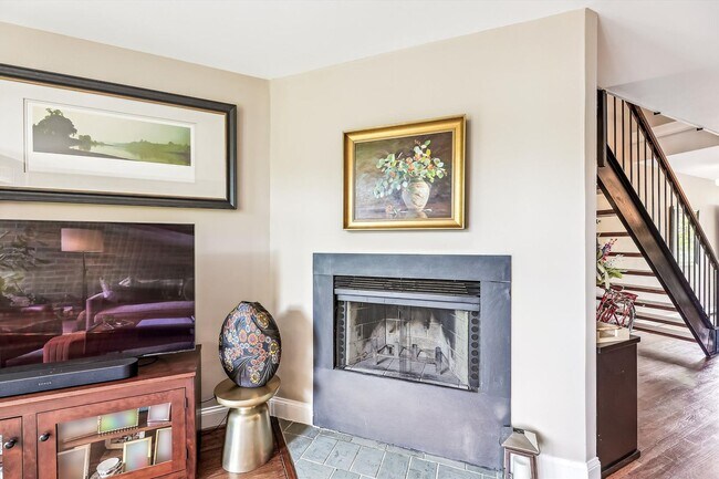 Building Photo - Chic Two-Level Condo in Prime SW Waterfront Location