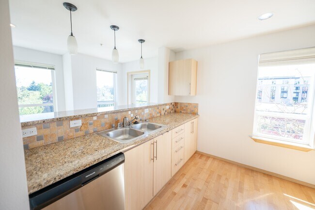 Building Photo - 424 N 85th St