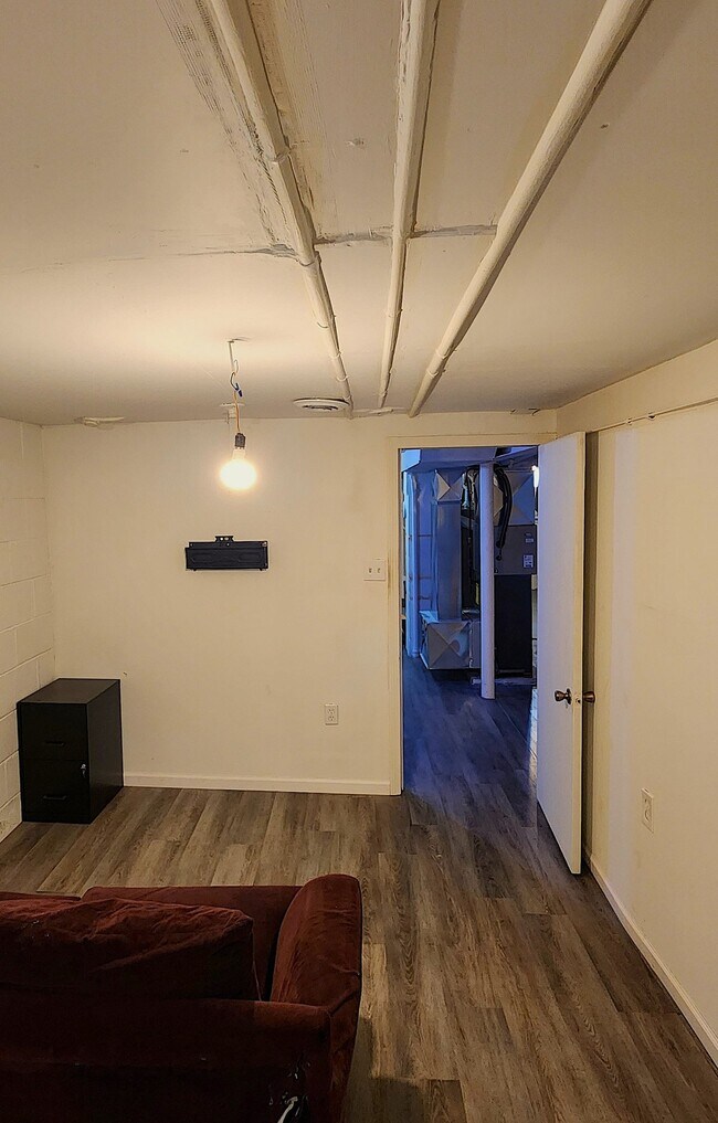 Building Photo - 612 S 61st St