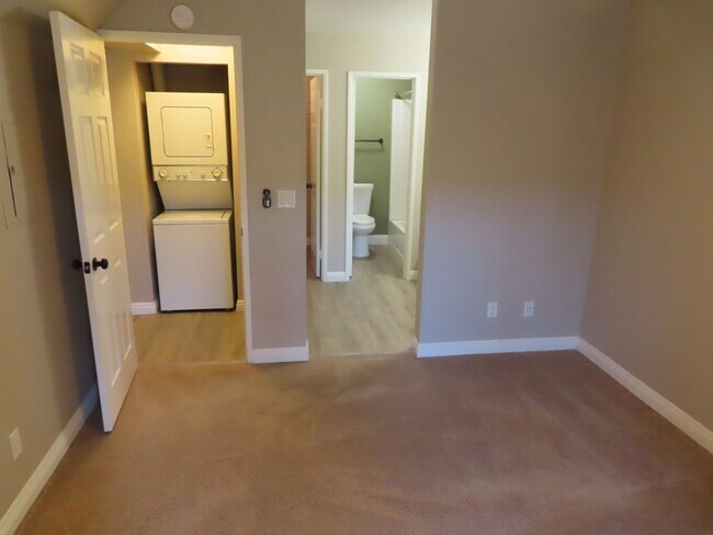Building Photo - Two Bedroom, Two Bathroom Condo in UTC