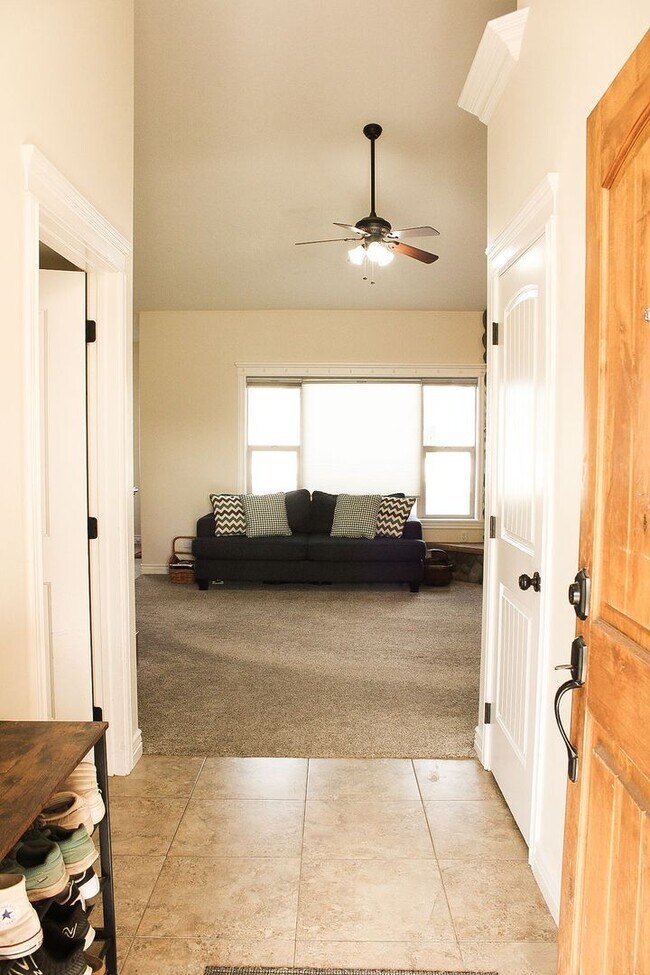 Building Photo - Beautiful Custom Home For Rent In Rexburg!