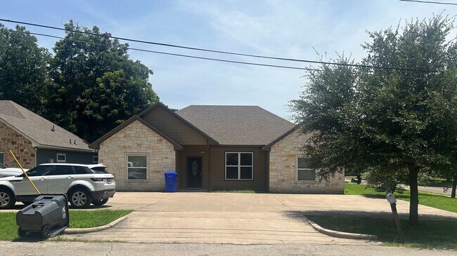 Primary Photo - Spacious 4/4 House Near Baylor Campus with...
