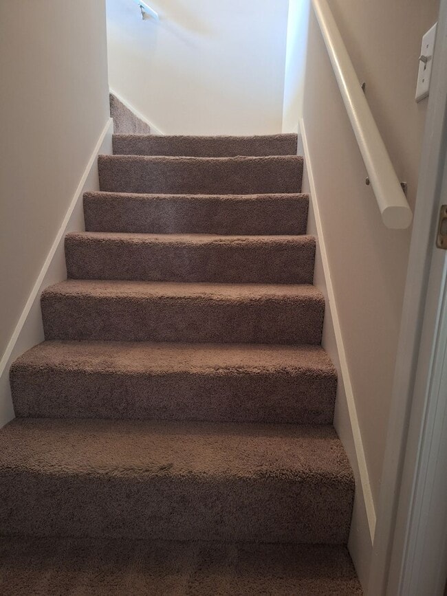 Building Photo - MOVE IN SPECIAL - $200 OFF TWO FULL MONTH'...