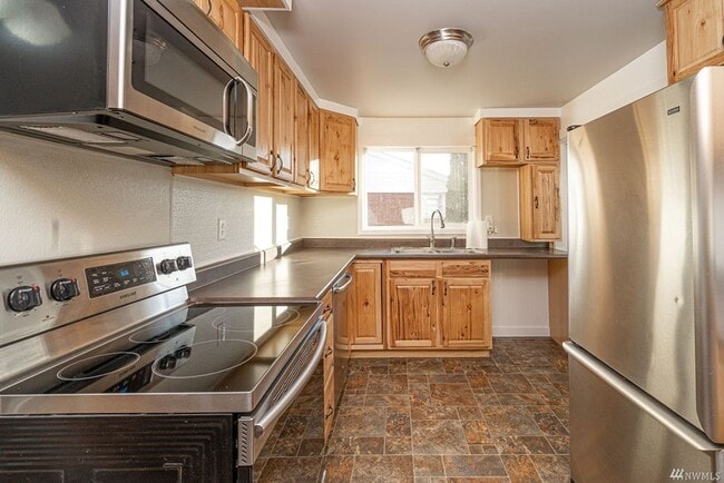 Building Photo - Updated Home W/ Detached Garage