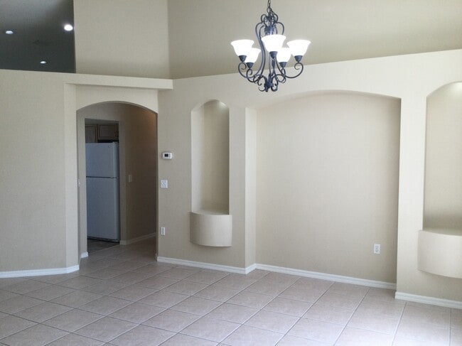 Building Photo - 2408 Groveway Dr