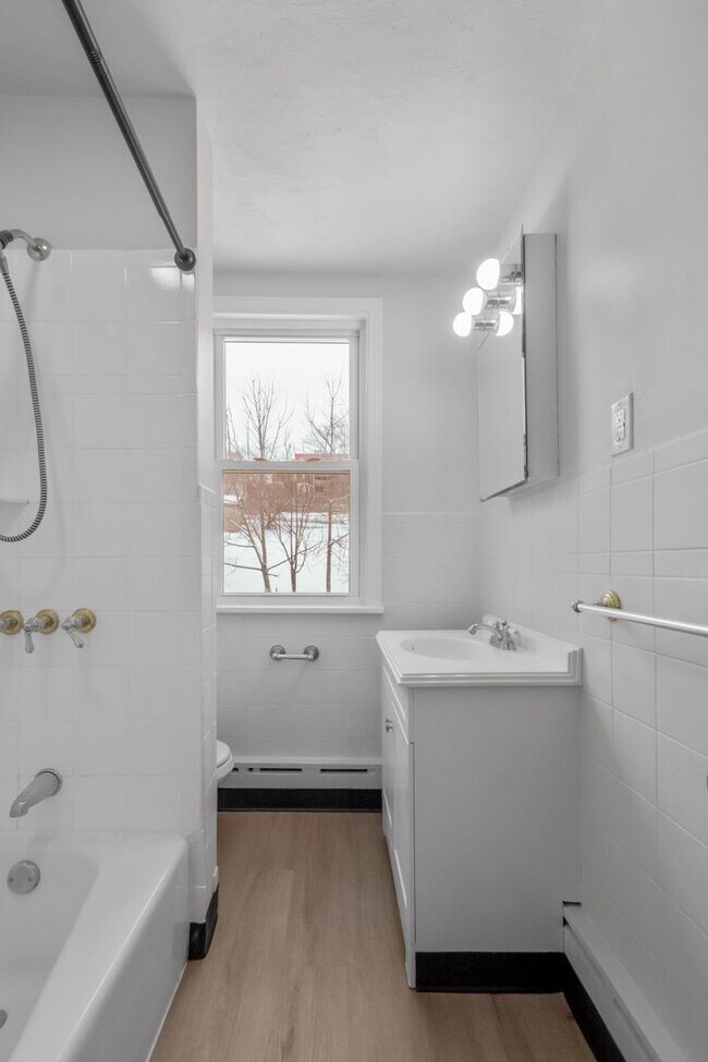 Building Photo - Renovated 3 bedroom home available NOW!