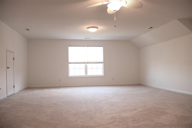 Building Photo - 205 Queenswood Blvd