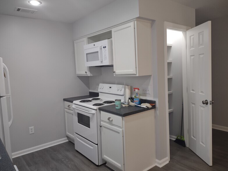 Kitchen with pantry - 505 Miller Ave