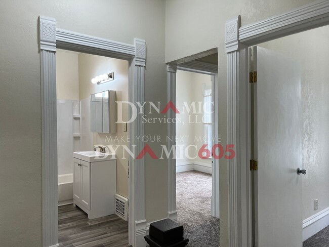 Building Photo - 422/424 W 12th St