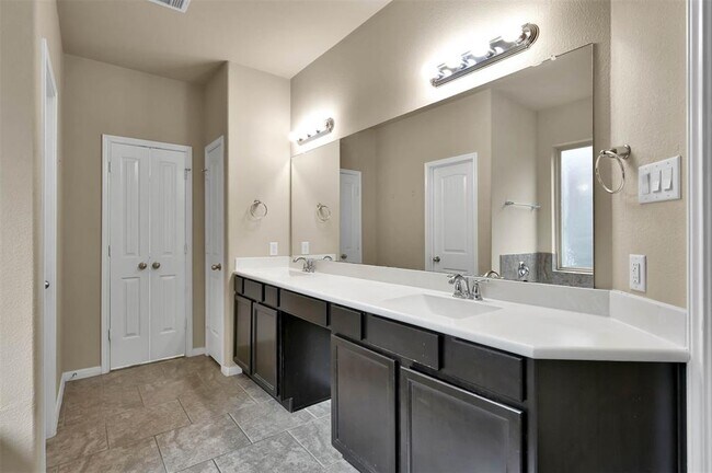 Building Photo - 2458 Garden Falls Dr