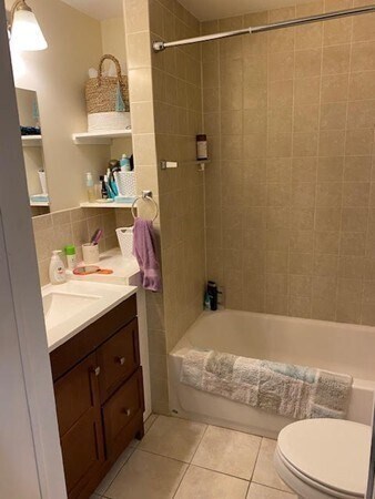 Building Photo - 25 Oak Square Ave