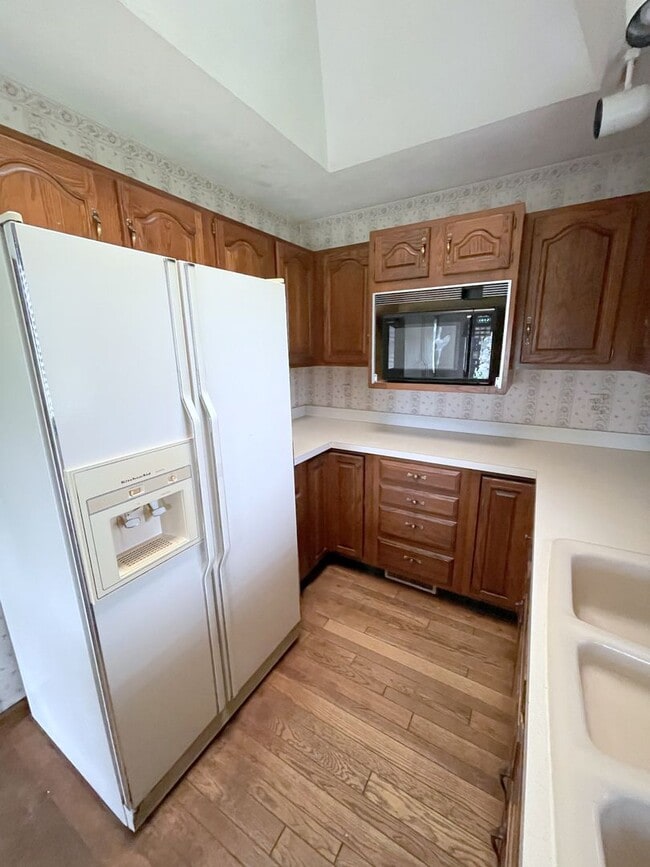 Building Photo - Country Charm Large 2-Bedroom Duplex in Mi...