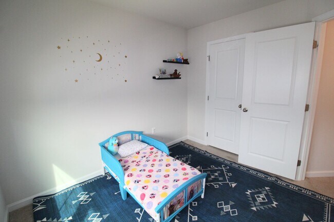 Building Photo - Townhome with a large fenced in yard for rent!