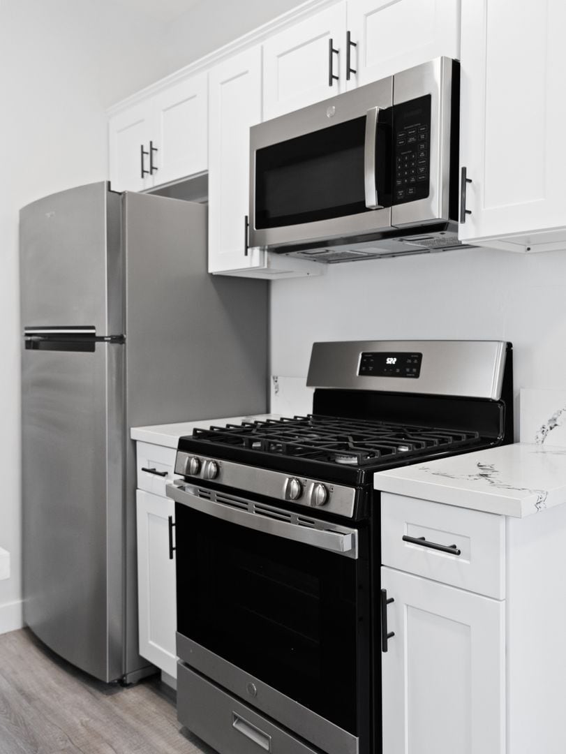 Building Photo - 608 W 6th St