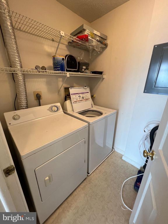 Building Photo - 5660 Wade Ct