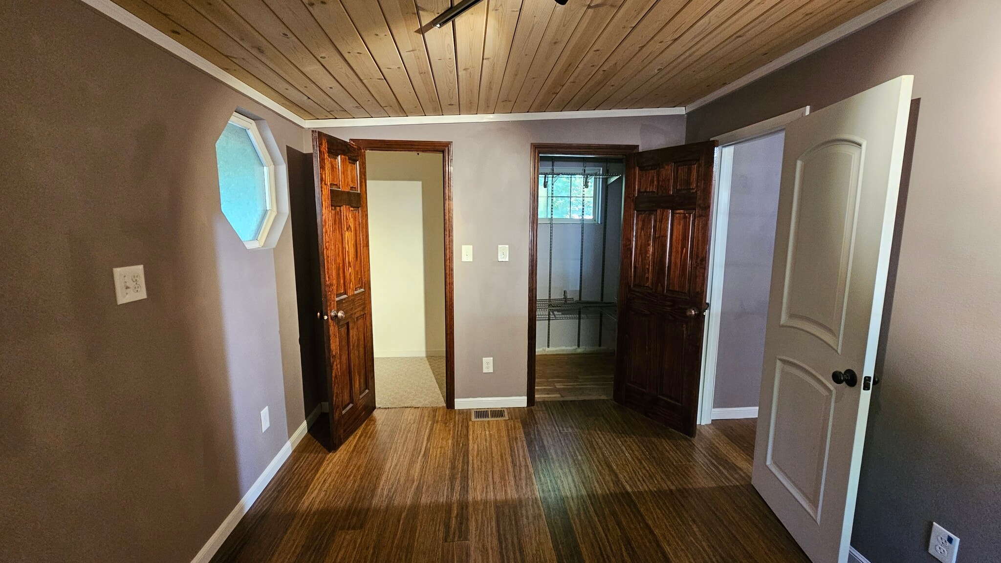 Building Photo - 630 Robinhoods Holw