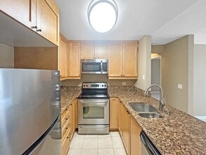 Building Photo - Modern 2B/2BA Condo with Balcony & Ameniti...