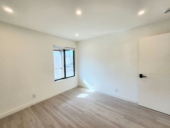 Building Photo - Meticulously renovated 2 bedroom duplex home in central San Mateo