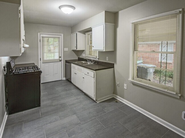 Building Photo - Updated 3 bed, 1.5 bath near U of M.