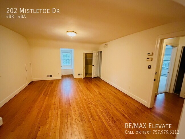 Building Photo - 202 Mistletoe Dr