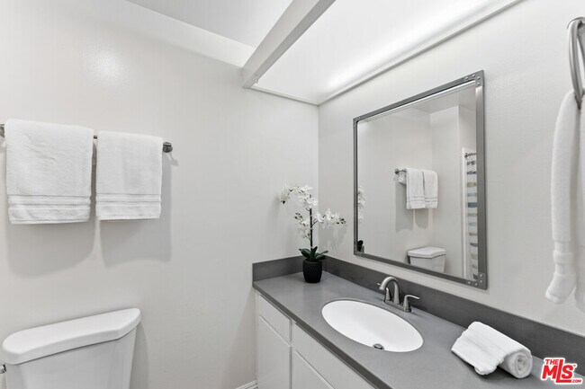 Building Photo - 2470 Bolker Dr