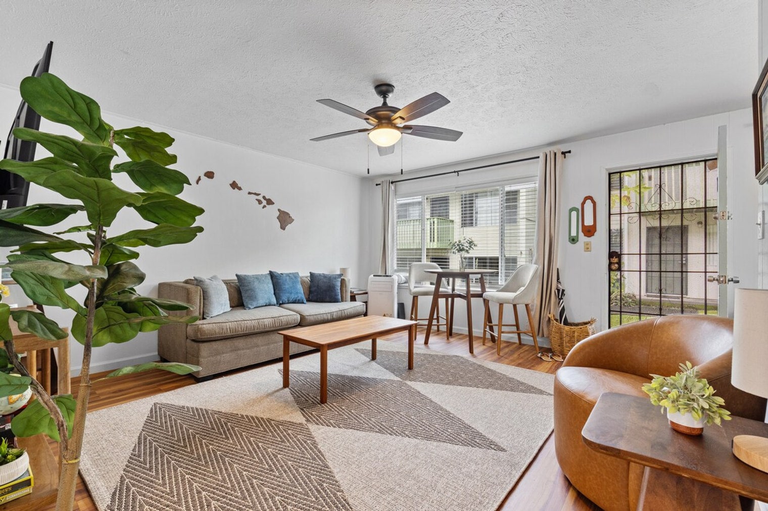 Building Photo - 485 Waianuenue Ave