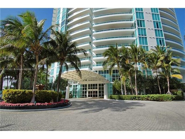 Building Photo - 1000 South Pointe Dr